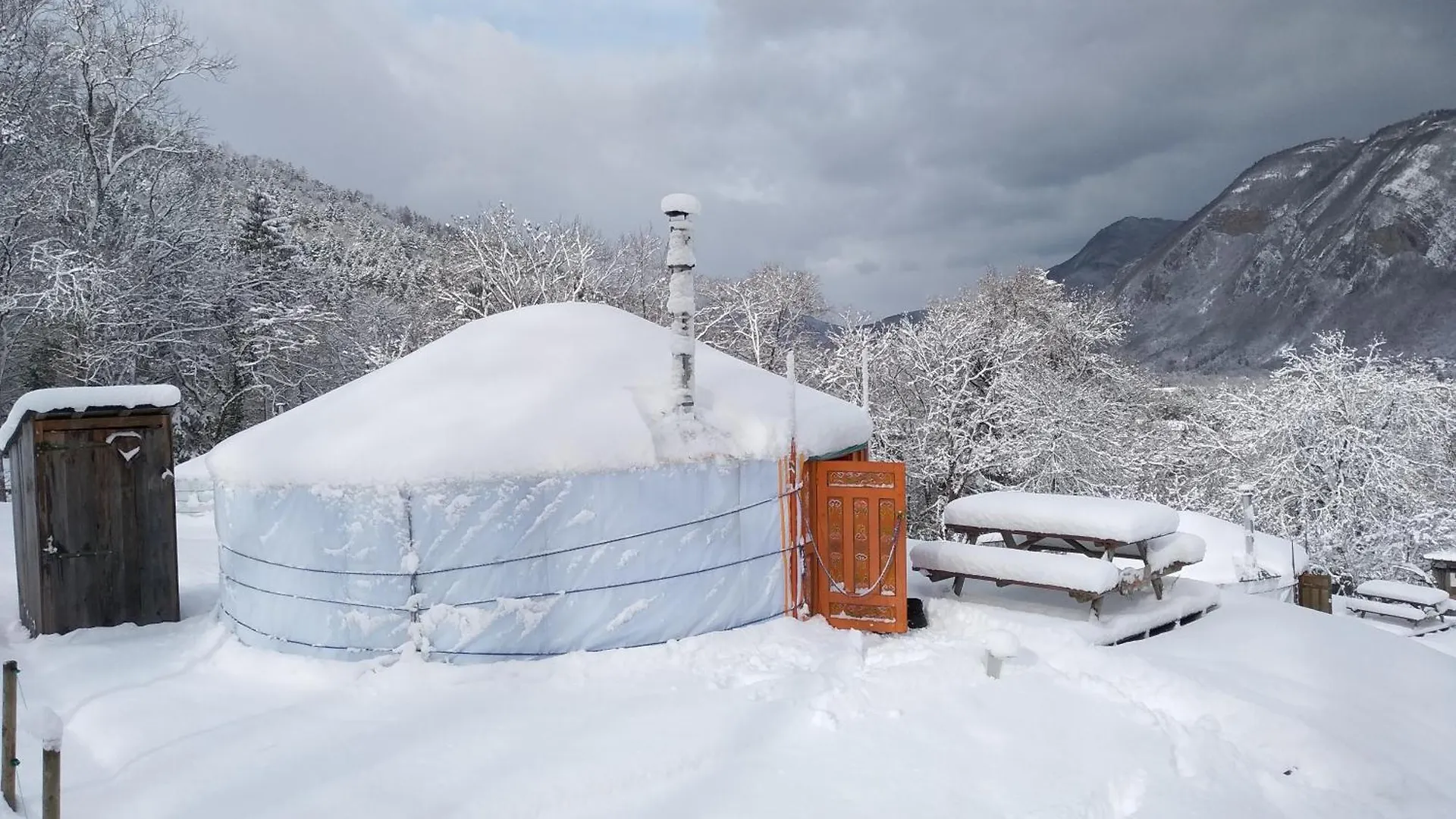 Luxe tent Yourtes Olachat Proche Annecy Faverges Frankrijk